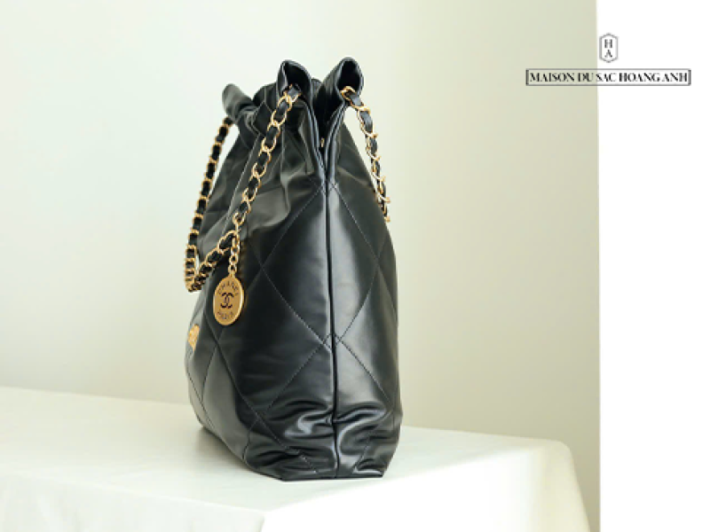 CHANEL 22 Handbag