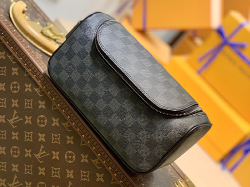 Túi Louis Vuitton Toiletry Pouch