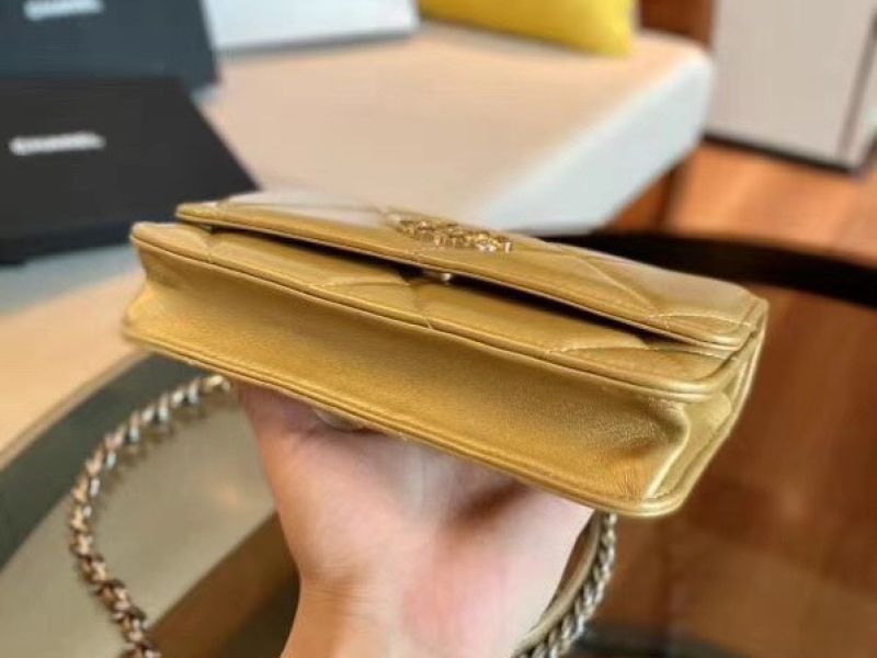 Chanel 19 WOC