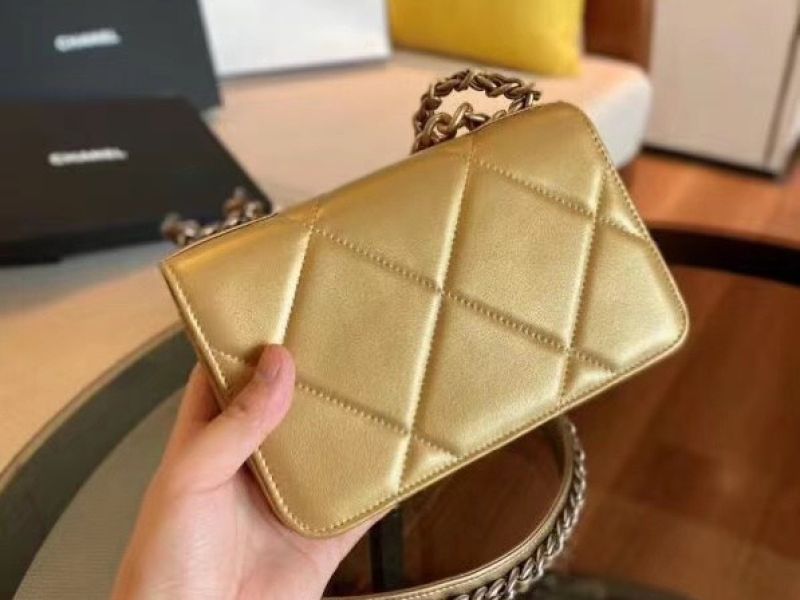 Chanel 19 WOC