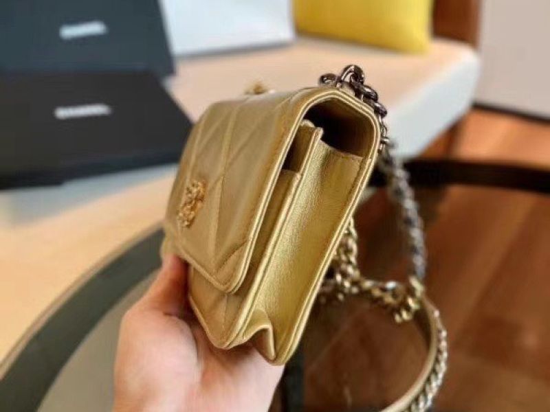 Chanel 19 WOC